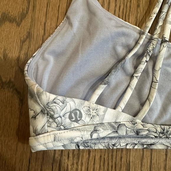Lululemon Love Knot Bra-Size 4 - Picture 8 of 8